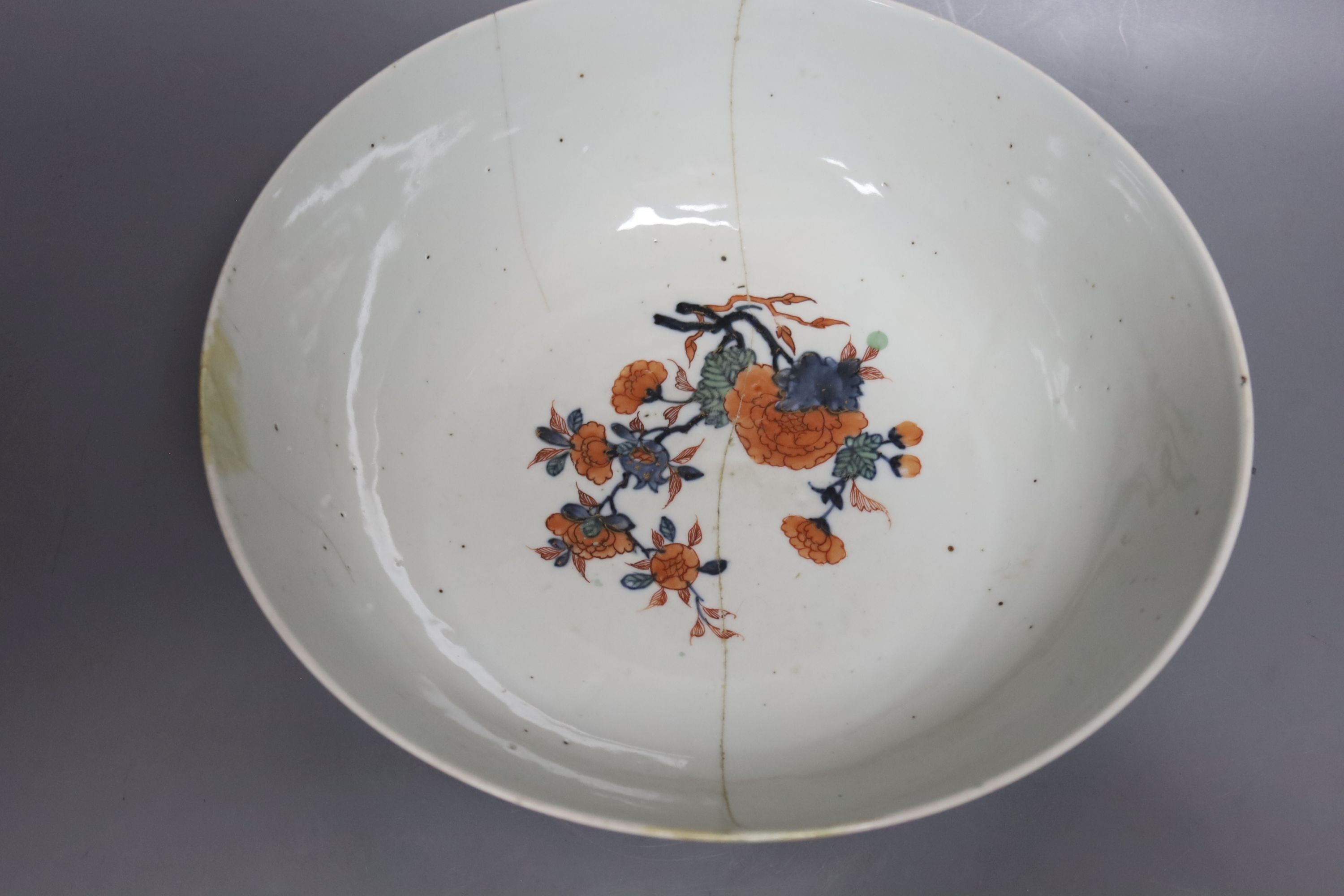 Two 18th/19th century Chinese Export porcelain bowls, largest 28cm and three plates and a Worcester bowl